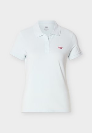 Biela polokošeľa s krátkym rukávom, tromi gombíkmi a červenou nášivkou s logom Levi's na ľavej strane hrudníka.