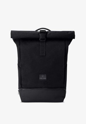Zwarte roll-top rugzak gemaakt van duurzaam materiaal, met een stevige gesp, een bovenhandgreep en een merklogo op het voorpaneel.