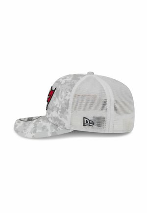 Graue Camouflage-Baseballmütze mit gebogenem Schirm, Netzrücken und rotem Logo auf der Vorderseite. Verfügt über das Markenlogo an der Seite.