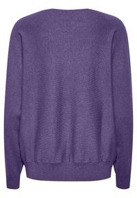 Lila stickad tröja med rund halsringning, ribbade ärmslut och nederkant. Har en jämn textur och avslappnad passform.