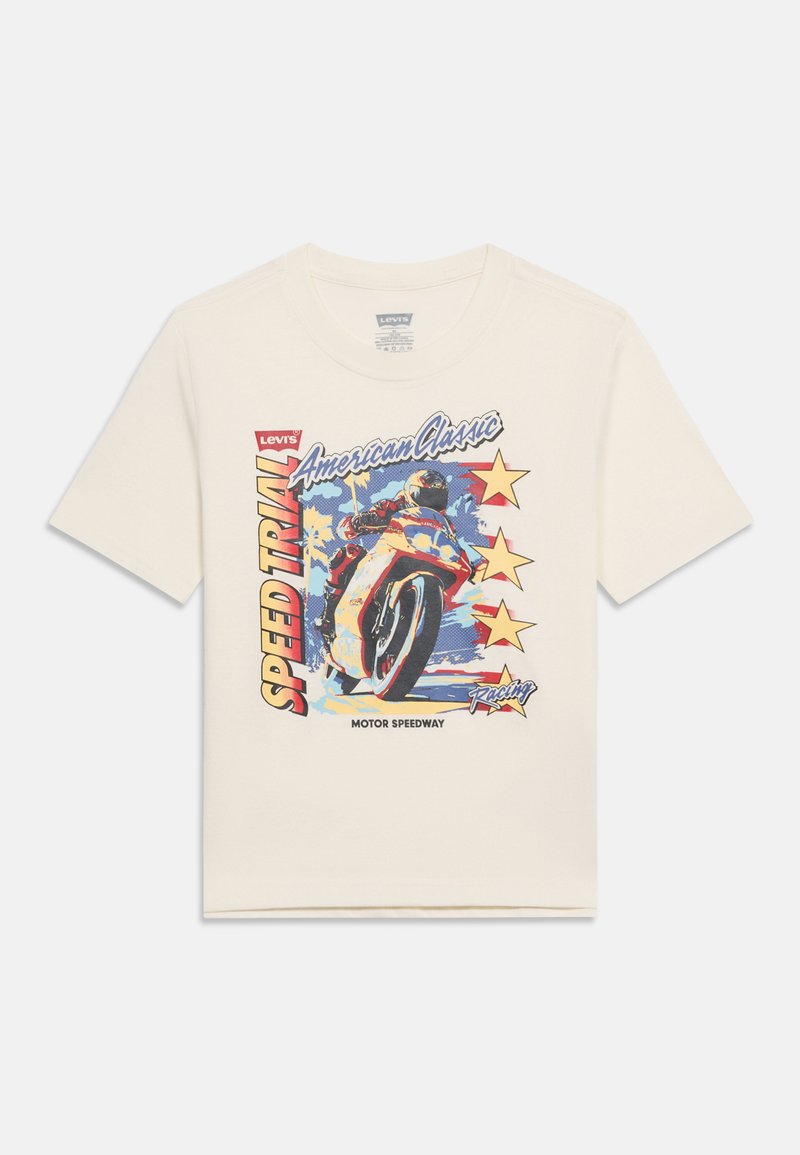 Άσπρο t-shirt Levi's με γραφικό ενός μοτοσυκλετιστή που αγωνίζεται, κείμενο "Speed Trial," "American Classic," και τέσσερα κίτρινα αστέρια στο μπροστινό μέρος.