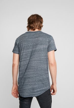 T-shirt à manches courtes et col rond en gris avec un motif rayé texturé, présentant un ourlet arrière légèrement allongé.