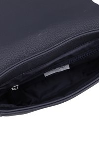 Borsa in ecopelle nera con un esterno strutturato, dotata di chiusura con cerniera e fodera in tessuto liscio. L'interno include una tasca con cerniera.