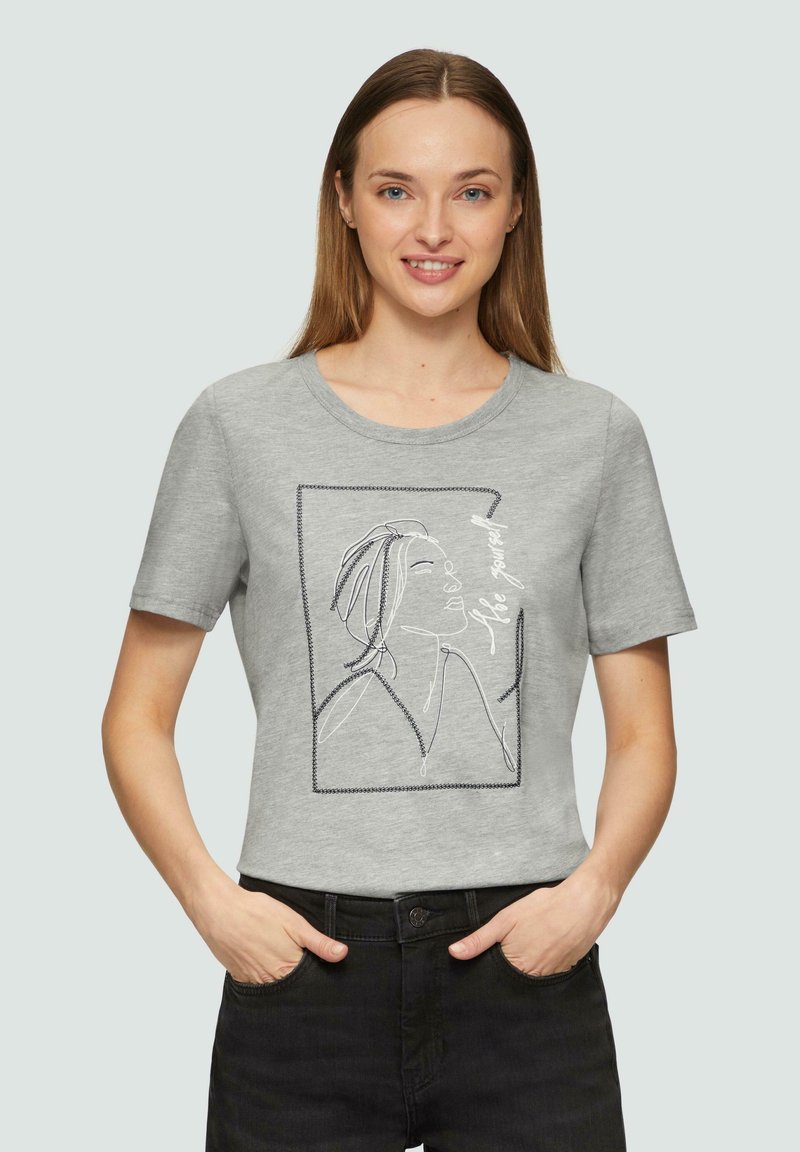 Grijze katoenen t-shirt met een ronde hals, korte mouwen en een lijntekening in het wit, gecentreerd aan de voorkant.