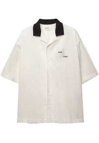 Chemise blanche à manches courtes avec boutons, col noir et petit texte et design "Good Place" sur la poitrine gauche.