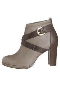 Bottine en cuir gris à finition lisse, dotée d'une sangle en cuir marron et d'une boucle dorée en accent. Talon stiletto pour plus de hauteur.