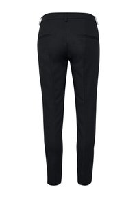 Pantaloni neri su misura con vestibilità slim, dotati di due tasche posteriori, passanti per cintura e una texture liscia. Il design è minimalista e elegante.