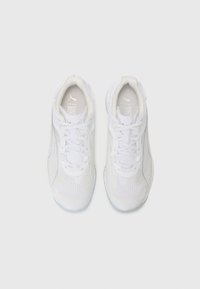 Witte sport sneakers met een gestroomlijnd ontwerp, mesh en synthetische materialen, getextureerde accenten en een doorschijnende zool. Veters zijn aan de voorkant vastgemaakt.