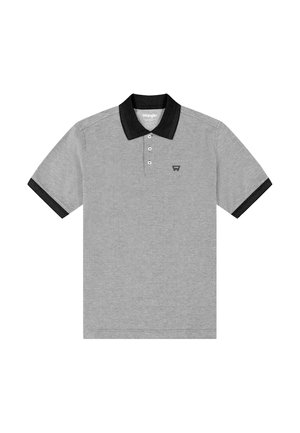 Polo grigia a maniche corte con colletto nero e polsini delle maniche neri, tre bottoni e piccolo logo Wrangler nero sul petto.