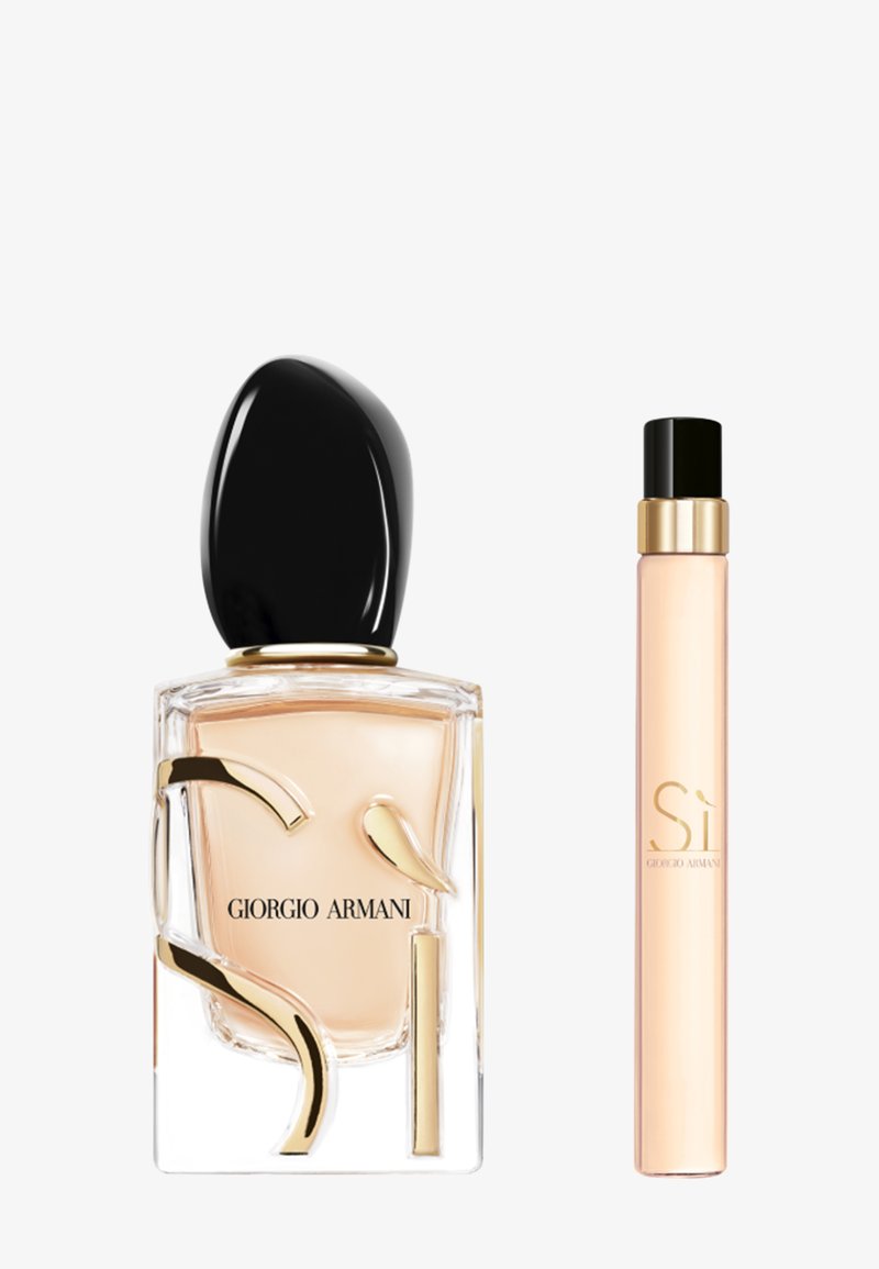 Zestaw perfum Giorgio Armani Sì z kwadratową szklaną butelką, czarną zakrętką, złotymi akcentami oraz smukłym cylindrycznym pojemnikiem na spray w delikatnym różowym kolorze.