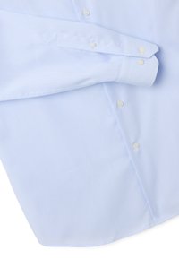 Camicia da uomo azzurra chiara con sottili righe bianche, bottoni bianchi e maniche lunghe con polsini abbottonati.