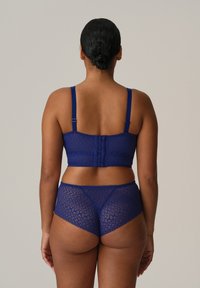 Bralette blu in pizzo e mutandine coordinate. Presenta un intricato motivo in pizzo, spalline regolabili e chiusura con gancio e occhiello sul retro.