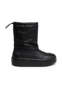 Czarne botki z teksturowanym mankietem na sznurku wykonanym z materiału przypominającego siateczkę, z solidną, gładką podstawą i grubą podeszwą platformową.