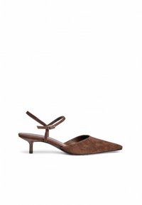 Rjava suede slingback obutev s koničastim nosom, tankim zapenjalnim trakom in nizko, koničasto peto. Gladko notranje oblogo in minimalistično zasnovo.