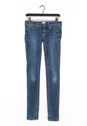 Slimmad blåa jeans i denim med en blekt tvättad yta, fem fickor och stängning fram med knappar. Materialet verkar mjukt med lätt stretch.