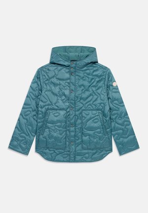 Quiltana tirkizna jakna s kapuljačom, dvije prednje džepove i dugmad na pritisak. Sadrži teksturirani uzorak i kružni logotip na lijevoj rukavu.