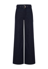 Pantaloni in denim scuro a gamba larga con vita alta, cinturati con una fibbia circolare in tono oro, caratterizzati da una texture liscia e linee pulite.