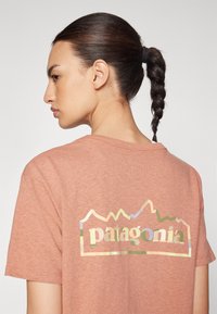 Patagonia UNITY FITZ EASY CUT RESPONSIBILI-TEE - T-shirts med print - sienna clay