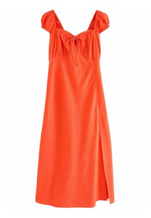 Abito arancione con maniche a palloncino corte, corpetto arricciato, dettaglio con fiocco sul collo e spacco laterale. Realizzato in un tessuto leggero con una consistenza liscia.