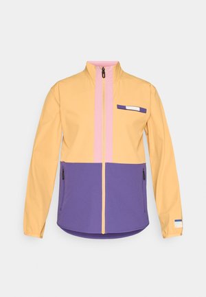 Veste zippée jaune et violet avec une bande verticale rose, une poche sur la poitrine et des poches latérales zippées, des manches longues et un col haut.