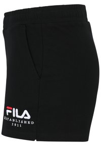 Czarne bawełniane szorty z elastycznym paskiem w talii, bocznymi kieszeniami oraz białym i czerwonym haftowanym logo Fila z napisem "ZAŁOŻONE W 1911 R."