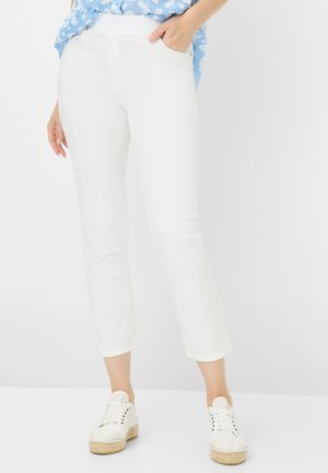 Hvide capri-bukser med en slim fit, der har en glat tekstur og sidelommer. Kombineret med hvide snøresko for et afslappet look.