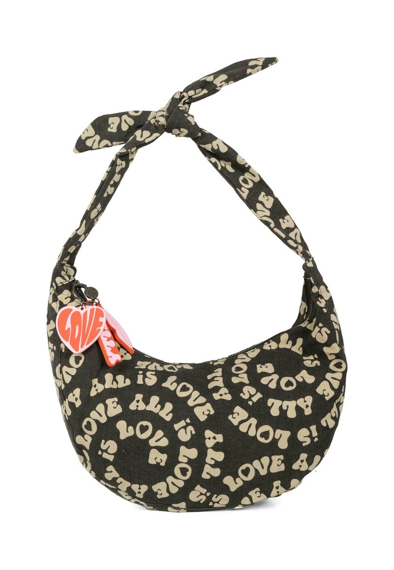 Zwarte stoffen tas met romige tekst "ALL IS LOVE" in een spiraalpatroon. Voorzien van een geknoopte strap en een hartvormige bedel.