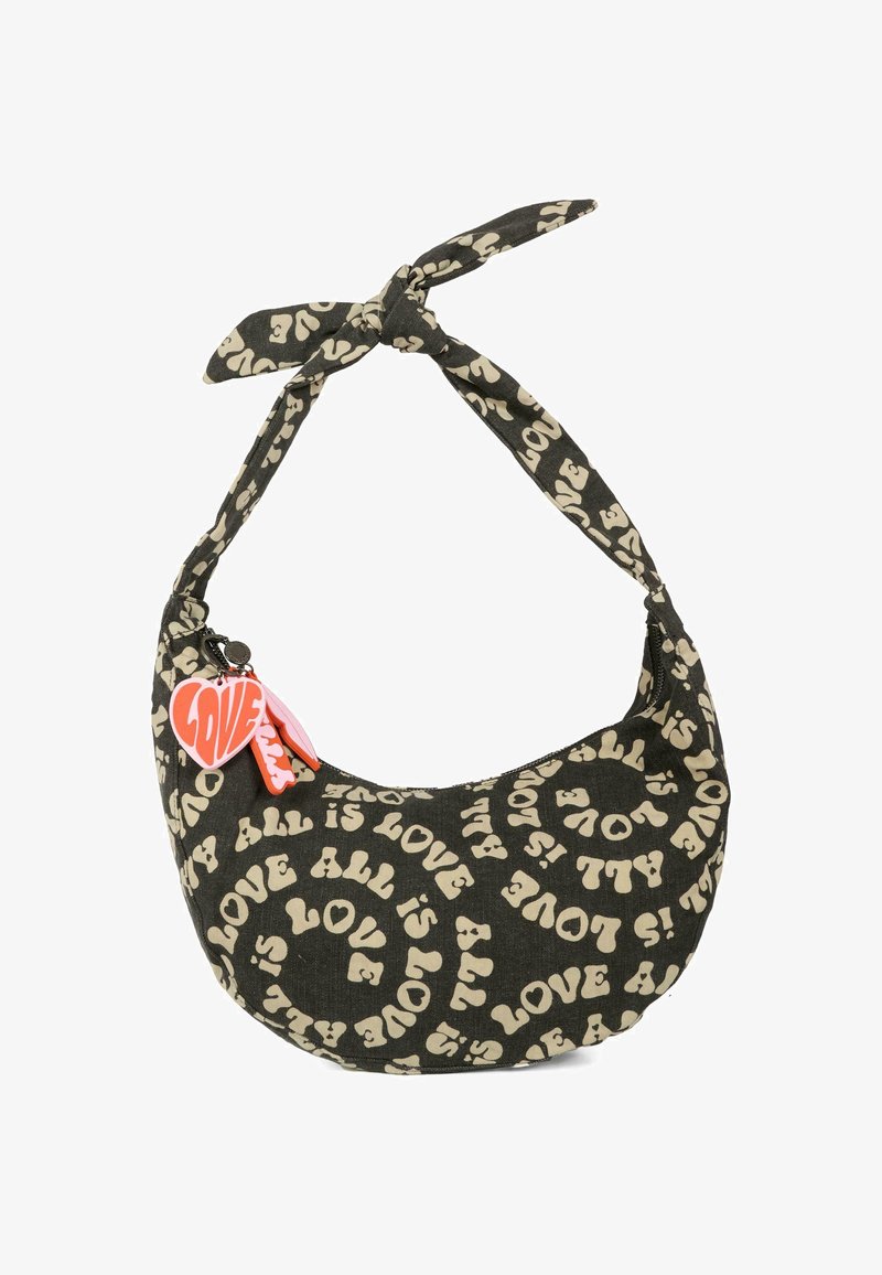 Zwarte stoffen tas met romige tekst "ALL IS LOVE" in een spiraalpatroon. Voorzien van een geknoopte strap en een hartvormige bedel.