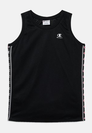 Camiseta deportiva sin mangas negra de malla con logo blanco de Champion en el pecho y patrón repetido de logos a lo largo de las costuras laterales.