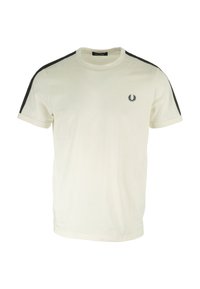 Camiseta de algodón en color crema con franjas laterales negras. Presenta un pequeño emblema en el pecho y un cuello redondo clásico. Mangas cortas.