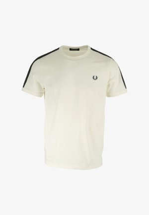 Camiseta de algodón en color crema con franjas laterales negras. Presenta un pequeño emblema en el pecho y un cuello redondo clásico. Mangas cortas.