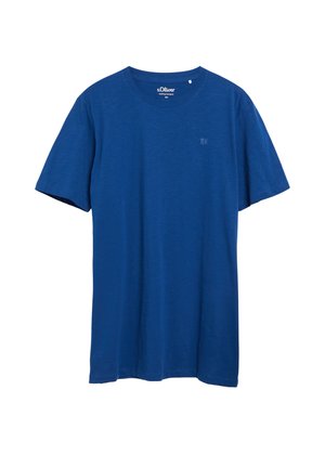 Niebieski bawełniany t-shirt z krótkim rękawem, okrągłym dekoltem, małym logo na piersi oraz metką marki s.Oliver wewnątrz kołnierza.