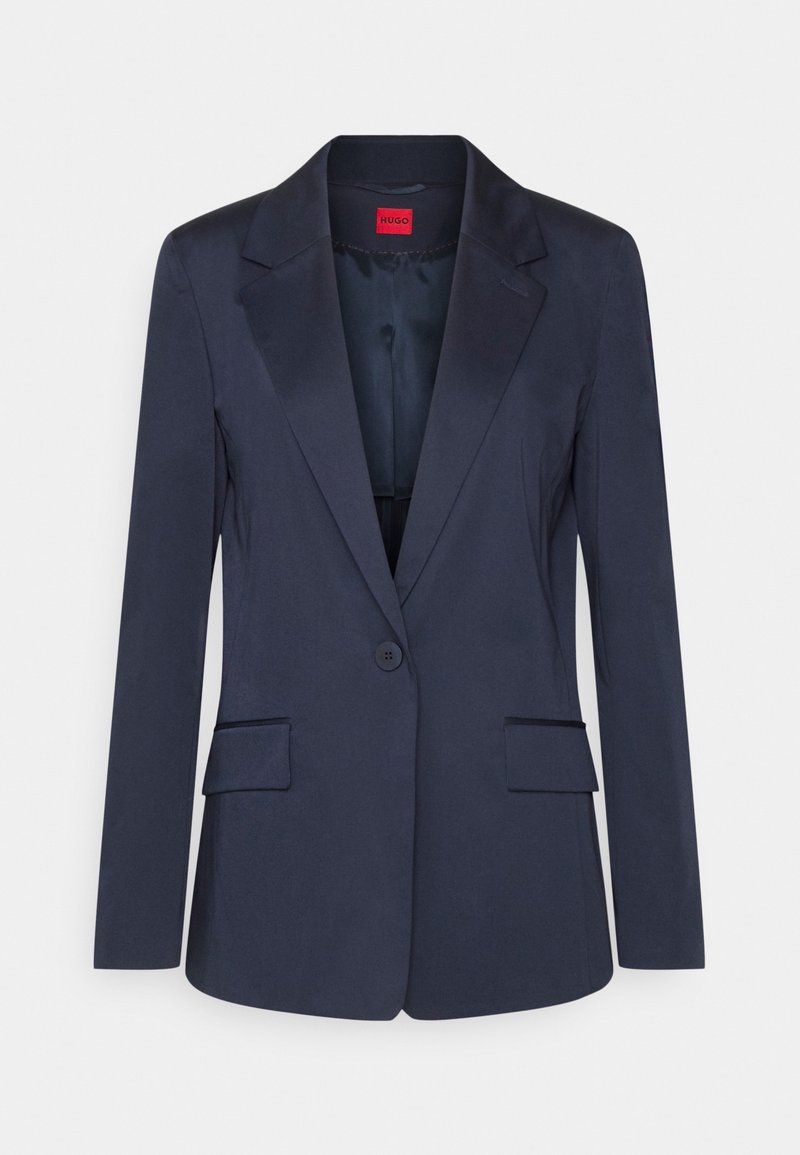Blazer bleu marine foncé à un bouton avec revers à crans, deux poches à rabat devant et une étiquette rouge Hugo à l'intérieur du col.