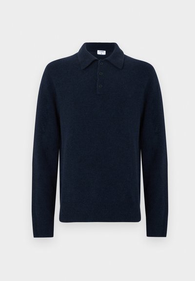 Marineblå langermet strikket polo genser med tre knapper og bred krage, vist på en hvit bakgrunn.