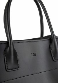 Schwarze Handtasche aus Leder mit glatter Textur, doppelten Griffen und geprägtem "L37"-Detail auf der Vorderseite. Genähte Akzente entlang der Nähte.