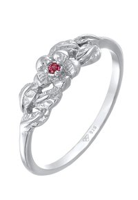 Bague en argent ornée de designs floraux et de feuilles complexes, avec une pierre précieuse rouge ronde au centre, mise en valeur par des textures détaillées.