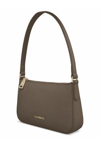 Borsa in pelle marrone con texture, dotata di una lunga tracolla, con un accento dorato e il logo del marchio sul davanti. Design compatto e slanciato.