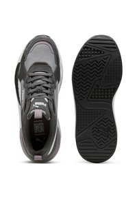 Sneaker atletiche grigie con upper in rete e tessuto, suola in gomma, design testurizzato e collo imbottito. Presentano il marchio sulla linguetta e sulla suola.