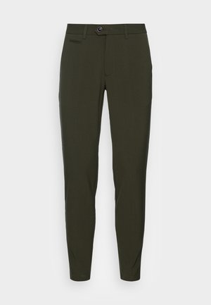 Pantalones slim fit en tejido verde olivo oscuro, con un bolsillo frontal, cierre de botón y textura lisa sin patrones visibles.