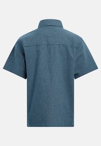 Μπλε και λευκό κοντομάνικο πουκάμισο με μικρό καρό σχέδιο και διπλωμένο γιακά, εμφανιζόμενο από πίσω σε μονόχρωμο φόντο.