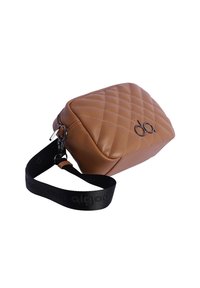 Bolso de cuero marrón con acolchado y forma rectangular, que presenta una correa negra con el texto "alg" y un tirador de cremallera plateado.