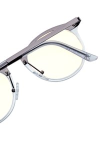 Selkeä, kevyt kehys keltaisella sävyllä varustetuilla linsseillä, metallisen harmailla yksityiskohdilla ja tyylikkäällä, modernilla muotoilulla. Sisältää säädettävät nenätyynyt.