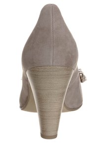 Chaussure à talon haut en daim gris avec un bout pointu et un talon en bois texturé. Détail de la bride et d'un accent de nœud sur le côté.