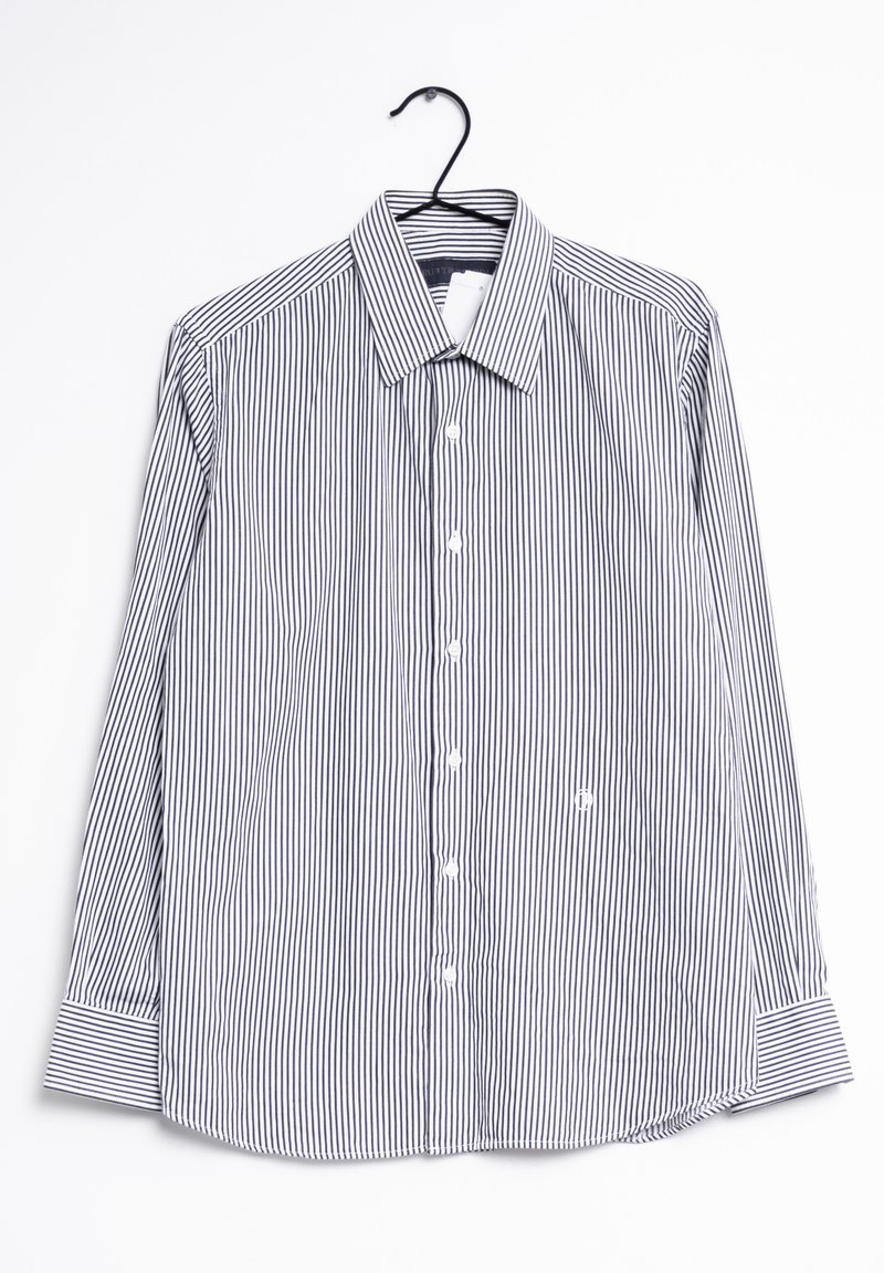 Camicia a maniche lunghe a righe in blu navy e bianco, con colletto a punta, chiusura con bottoni e polsini a contrasto con righe orizzontali.