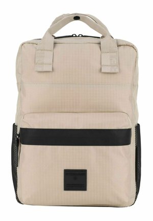 Sac à dos en tissu beige avec une finition texturée, bande en cuir noir, poignée supérieure et poche avant avec écusson logo.
