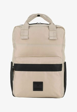 Sac à dos en tissu beige avec une finition texturée, bande en cuir noir, poignée supérieure et poche avant avec écusson logo.