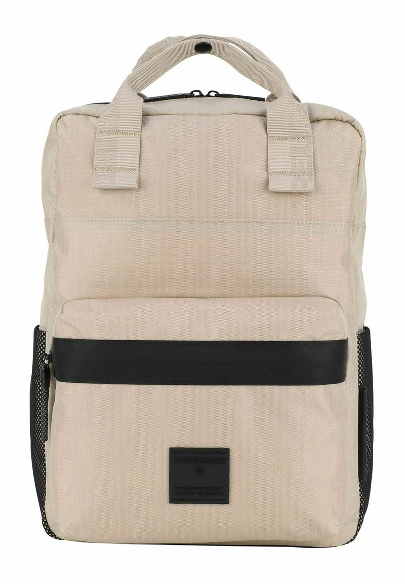 Zaino in tessuto beige con finitura testurizzata, striscia di accentuazione in pelle nera, manico superiore e tasca frontale con patch del logo.
