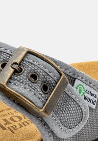 Natural World Sandale s remenom u obliku slova T -  gris