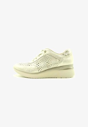 Zapatilla metálica de color claro con diseño perforado, punta redonda, cordones en el frente y tacón en cuña contrastante. Textura suave, suela de goma.