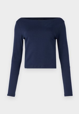 Top cropped a maniche lunghe di colore blu navy, realizzato in morbido cotone con scollo a barca e taglio dritto. Texture liscia e leggera.